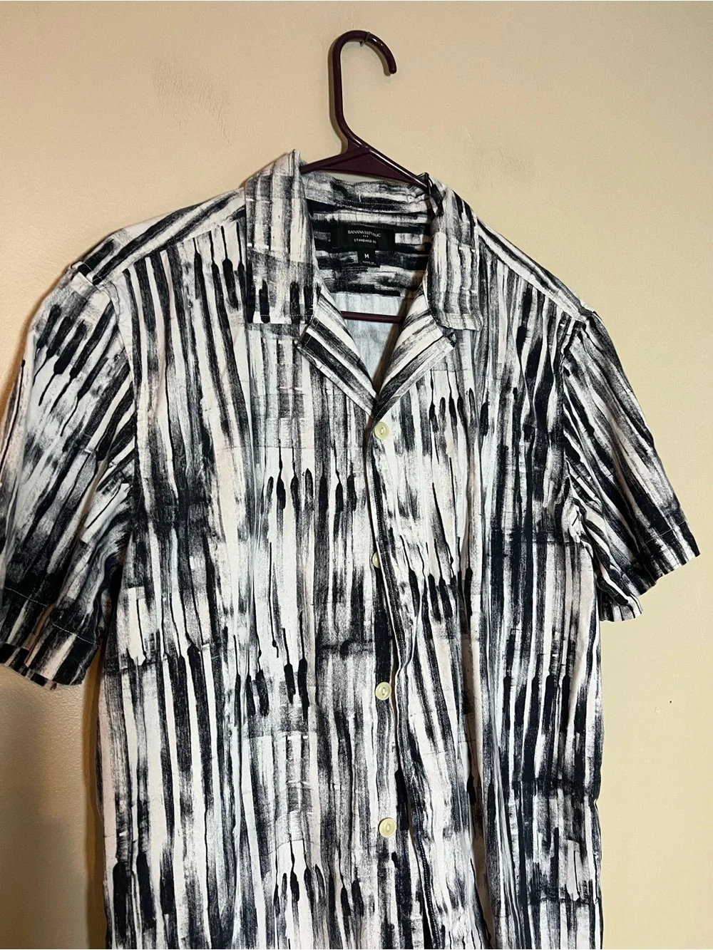 Banana Republic Black & White Short-Sleeve Button-Down Shirt Size M